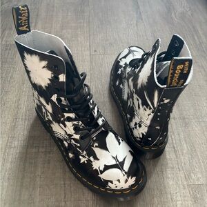 Dr. Martens 1460 FLORAL
SHADOW
LEATHER LACE UP BOOTS
Size 7
